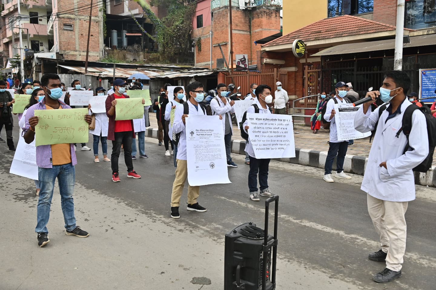 इन्टर्नसिपको माग गर्दै चीनमा एमबीबीएस गरेका विद्यार्थीहरूद्वारा प्रदर्शन